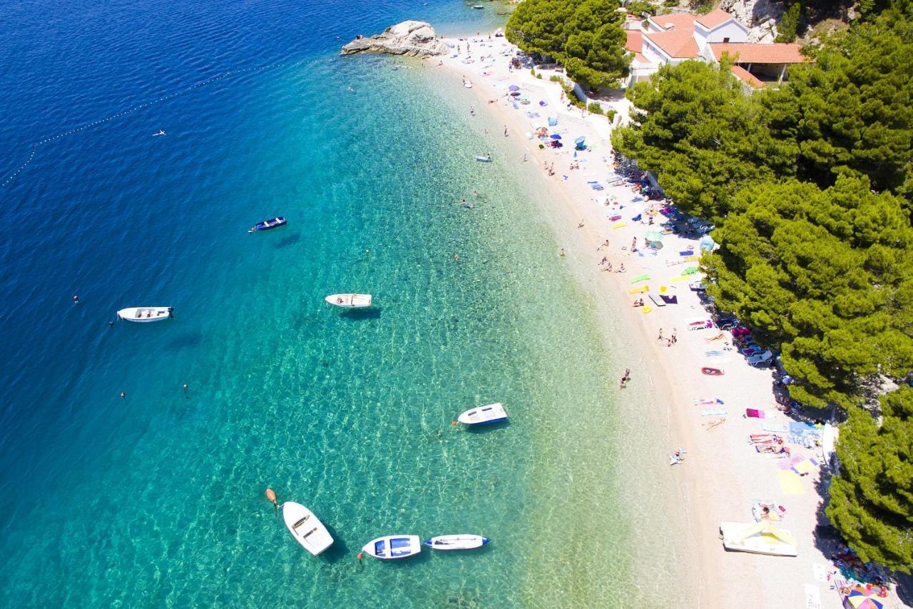 Apartments And Rooms By The Sea Brela, Makarska - 13118 Eksteriør billede
