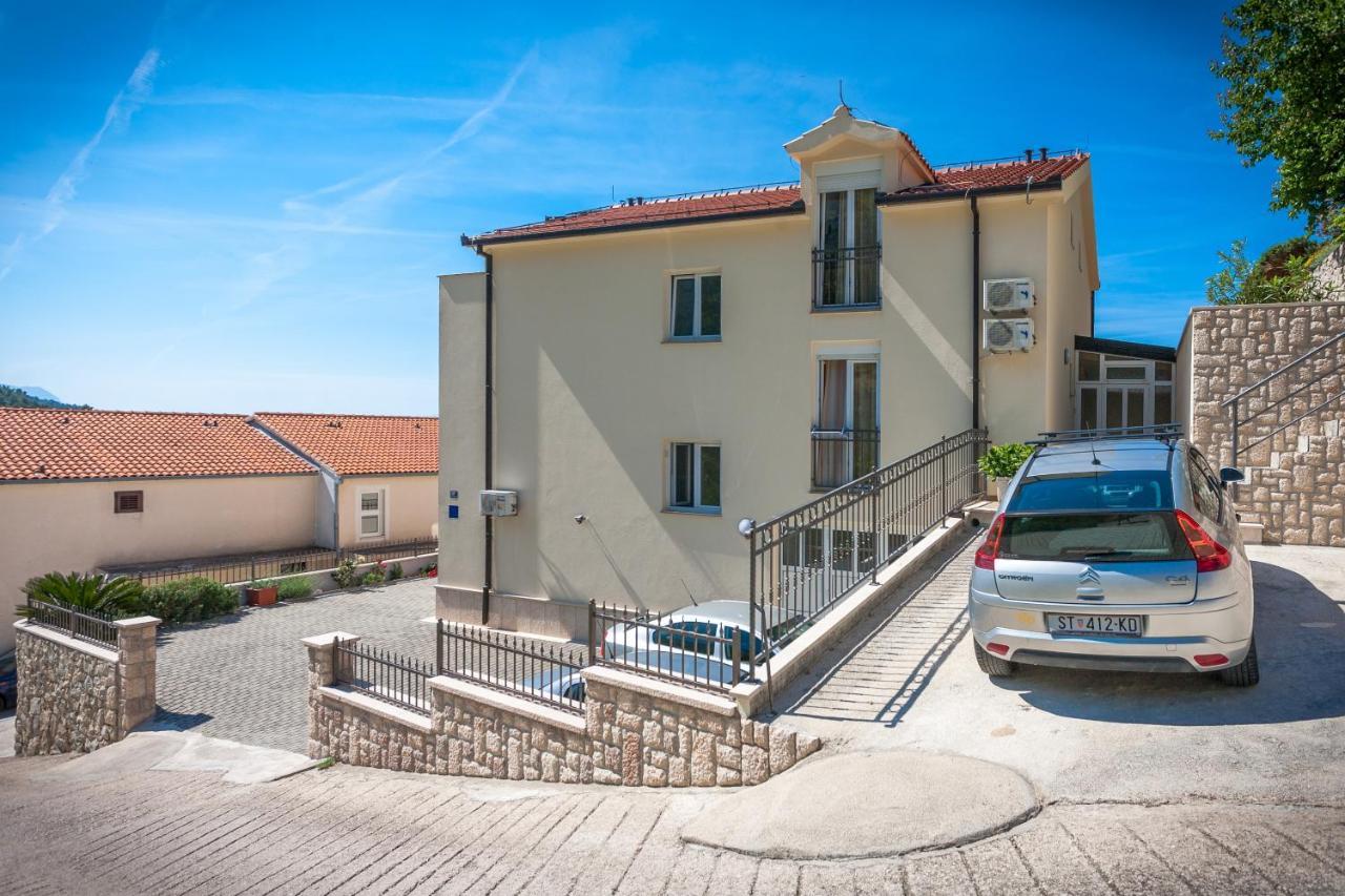 Apartments And Rooms By The Sea Brela, Makarska - 13118 Eksteriør billede