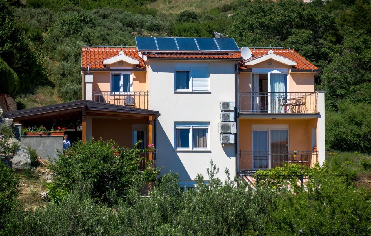 Apartments And Rooms By The Sea Brela, Makarska - 13118 Eksteriør billede