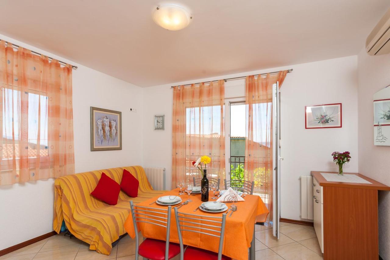 Apartments And Rooms By The Sea Brela, Makarska - 13118 Eksteriør billede