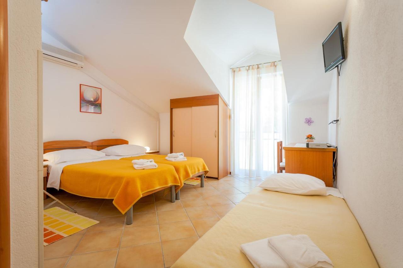 Apartments And Rooms By The Sea Brela, Makarska - 13118 Eksteriør billede