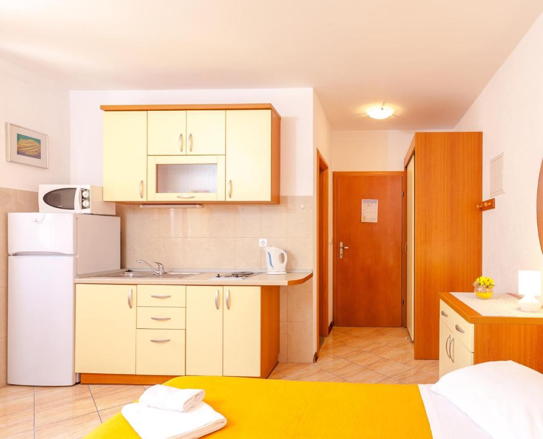 Apartments And Rooms By The Sea Brela, Makarska - 13118 Eksteriør billede
