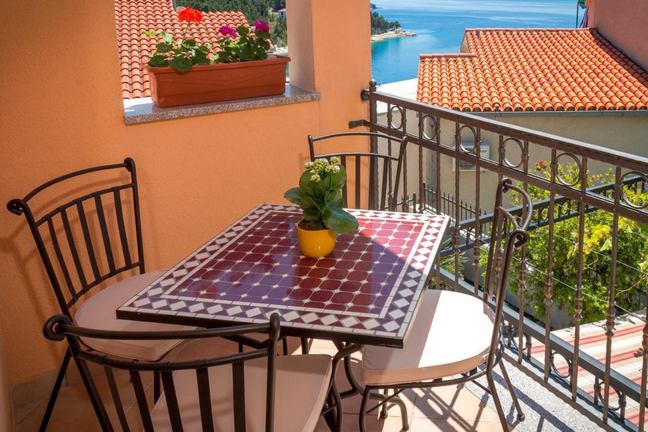 Apartments And Rooms By The Sea Brela, Makarska - 13118 Eksteriør billede