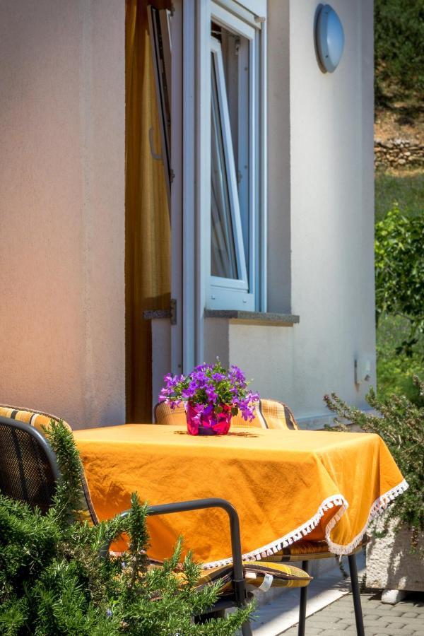 Apartments And Rooms By The Sea Brela, Makarska - 13118 Eksteriør billede