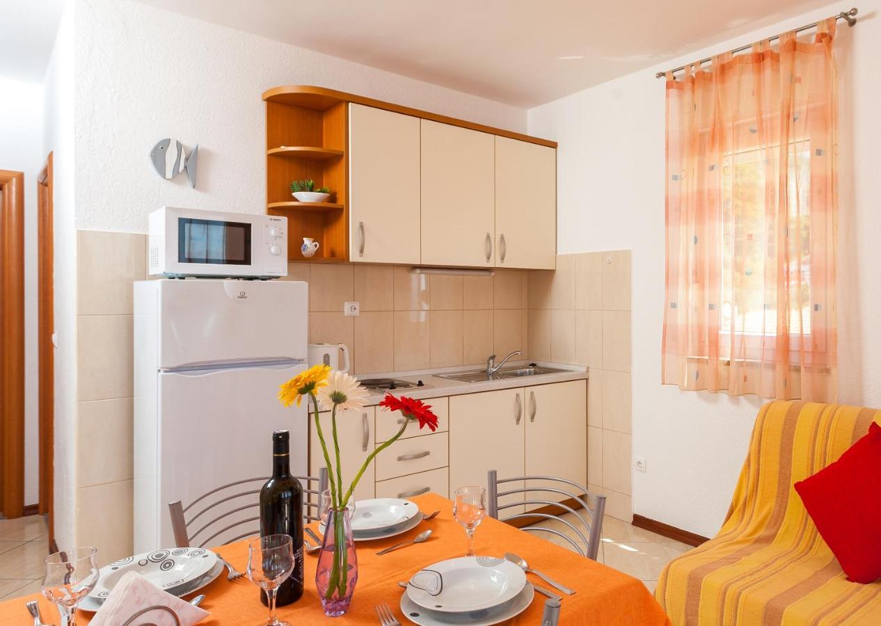 Apartments And Rooms By The Sea Brela, Makarska - 13118 Eksteriør billede