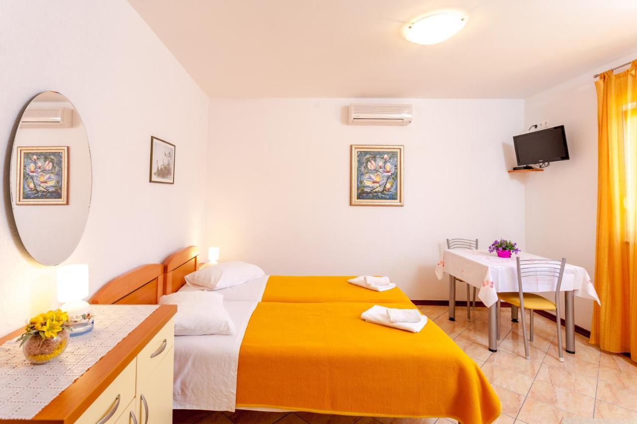 Apartments And Rooms By The Sea Brela, Makarska - 13118 Eksteriør billede