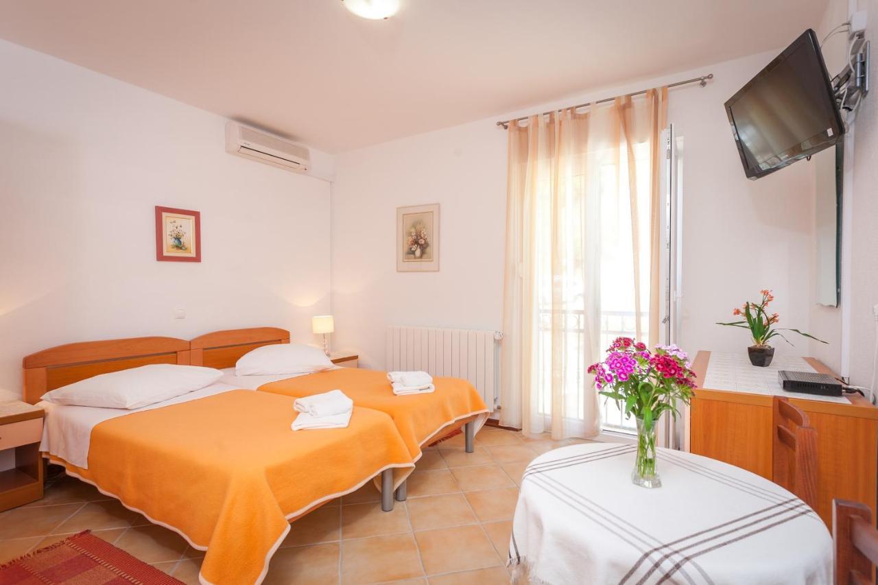 Apartments And Rooms By The Sea Brela, Makarska - 13118 Eksteriør billede