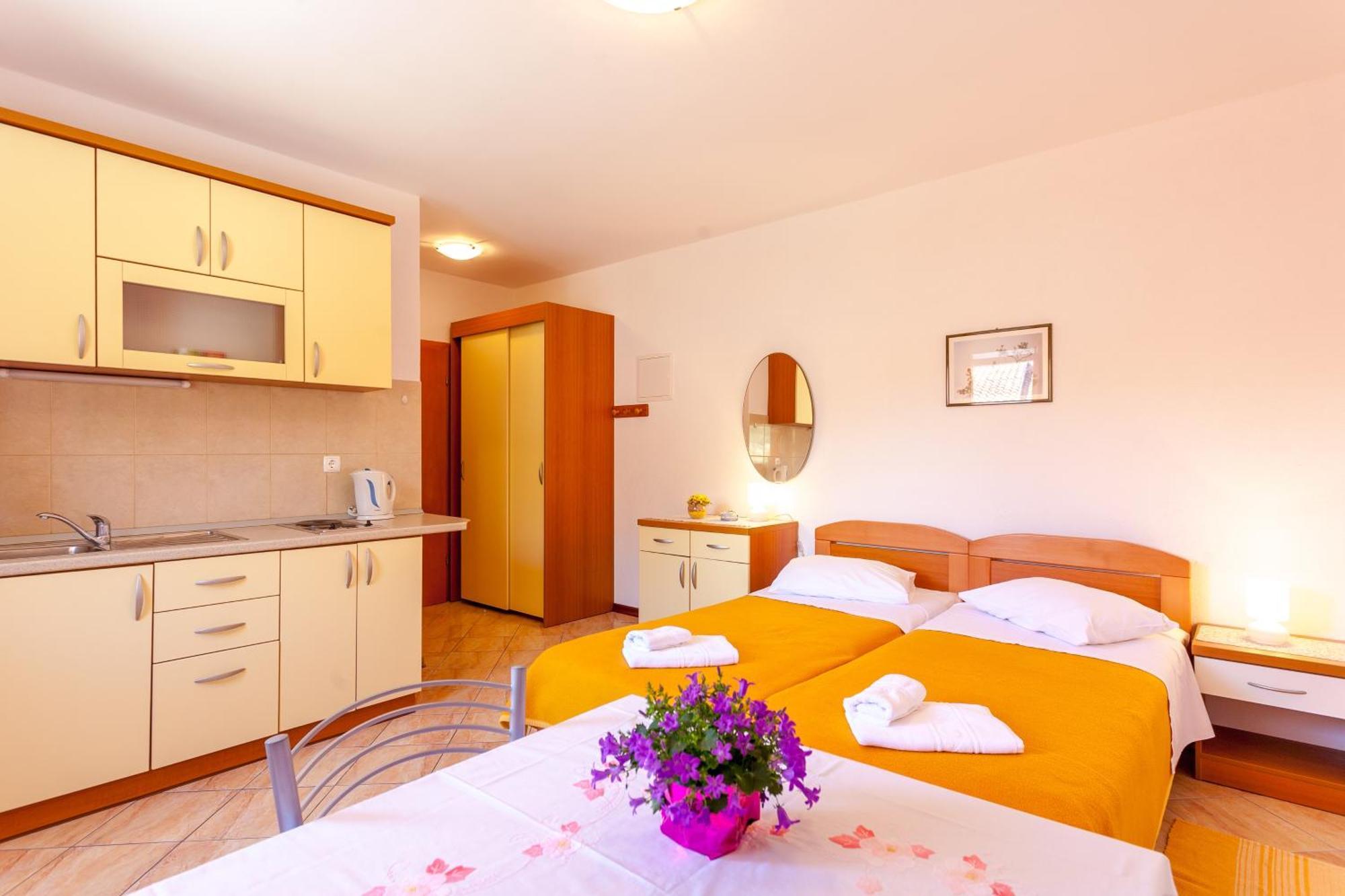 Apartments And Rooms By The Sea Brela, Makarska - 13118 Værelse billede